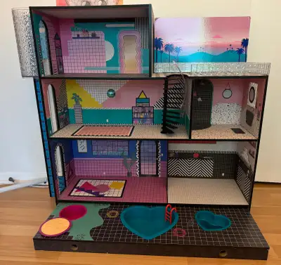 Maison poupee barbie / omg / LoL + meubles + voiture + poupées et accessoires 90 $ Proche du metro c...