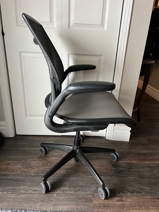 Humanscale full mesh black and grey in Chairs & Recliners in Oakville / Halton Region - Image 2
