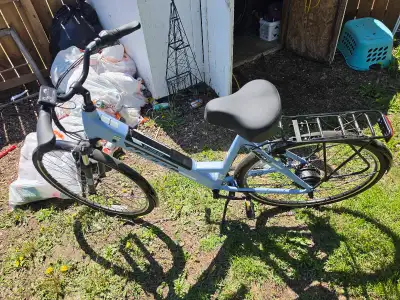 Almost new e'assist cruiser style bike, View more