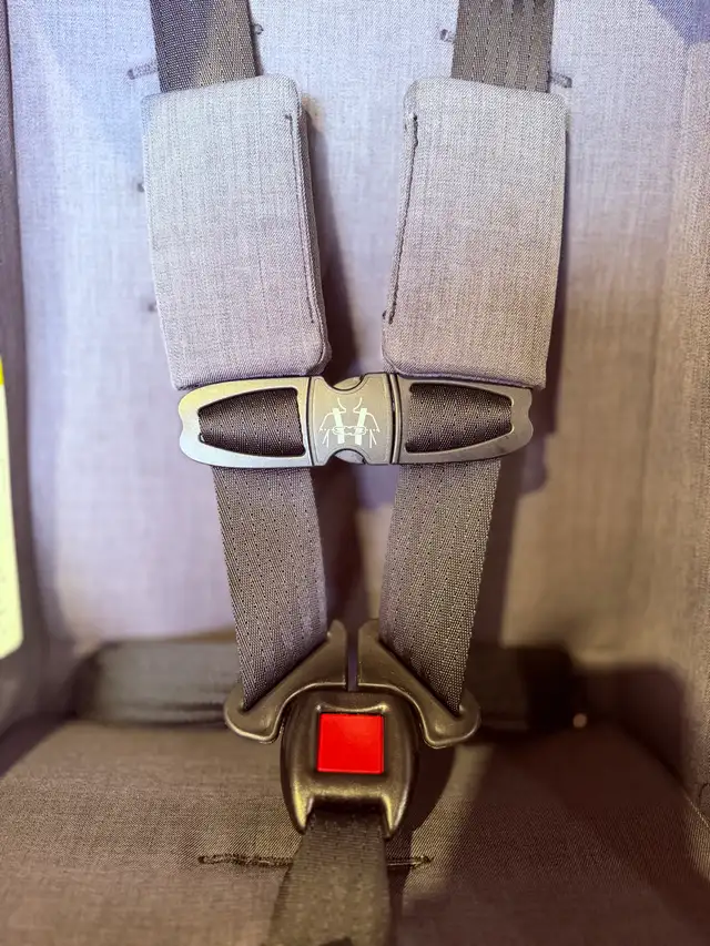 Clek foonf convertible car seat  in Strollers, Carriers & Car Seats in Edmonton - Image 7