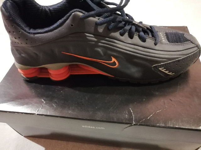 Nike Shox R4 301 Dark BLue Orange Running Shoes - Men's Size 9 in Men's Shoes in Markham / York Region - Image 4