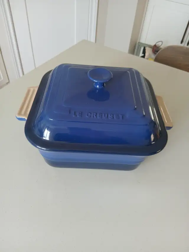 Le Creuset 3 Qt Cobalt Blue Stoneware Square Casserole Baking in Kitchen & Dining Wares in Calgary - Image 4