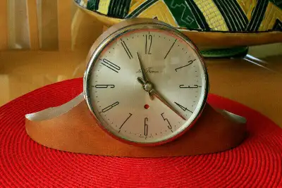 VINTAGE SETH THOMAS DYNARE 2E WOOD MANTEL CLOCK ART DECO 1950s, View more