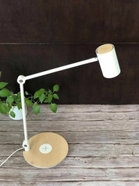 Lampe de travail Nymane Ikea + station de charge charge sans fil