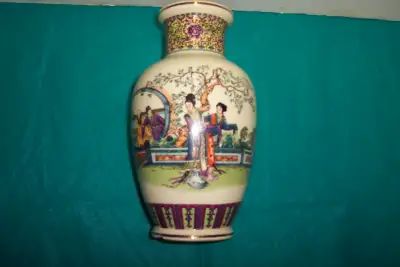 Vase chinois en porcelaine beige mesurant 8.5 po. de hauteur avec petite chip à la base peu visible...
