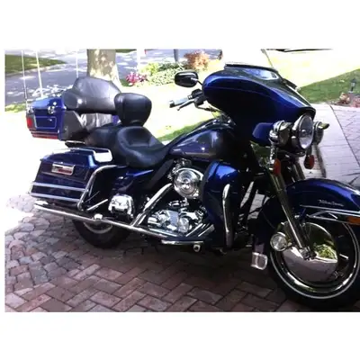 HARLEY DAVIDSON MOTORCYCLE MODEL : FLH 2006 COLOUR : BLUE LOW MILEAGE NEW BACK TIRE