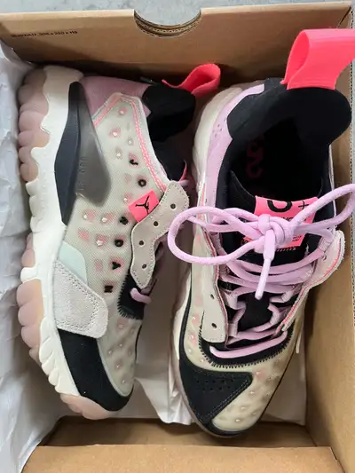 Women’s Jordan Jumpman size 8, View more