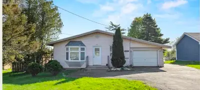 GORGEOUS!!! WATERFRONT PROPERTY!! GREAT STARTER OR RETIREMENT 3 Bdrm Bungalow that has been nicely r...