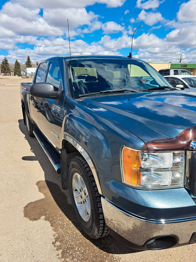 1 owner never smoked in 2009 GMC Z71 quad cab 4x4 only 73038 km in Cars & Trucks in Swift Current - Image 2