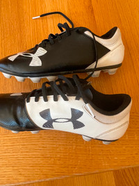 Under Armour Youth football/baseball cleats.   size 5Y