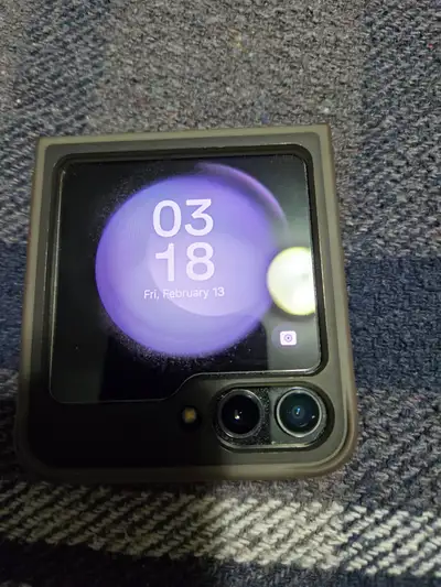z flip 5 mint condition 300.00 firm.txt 902 574 4013..with virgin mobile/ bell networks.just lowered...