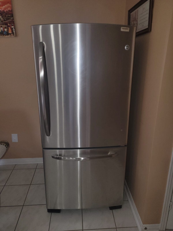 Great Fridge 550 Refrigerators Oakville / Halton Region Kijiji