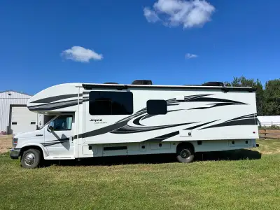 2019 Jayco Greyhawk • Auto leveling jacks • Built in generator • Dual AC/heating units • Double frid...