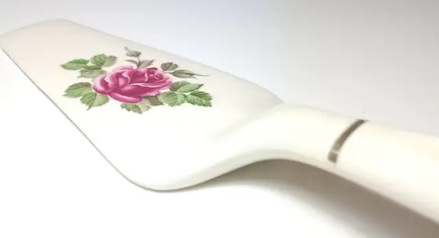 Circa 1970s Vintage Japan Porcelain Ceramic Cake Pie Server