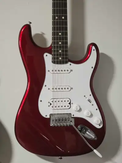 Fender standard strat HSS in a beautifil res finish.