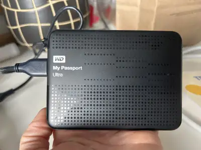Disque dur de 1TB Marque WD My passeport Ultra Peu utilisé Payé 100$+ Pratique pour faire vos sauveg...