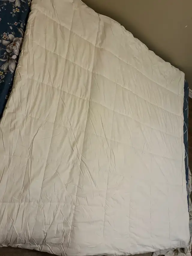 queen size duvet in Bedding in Kingston - Image 2