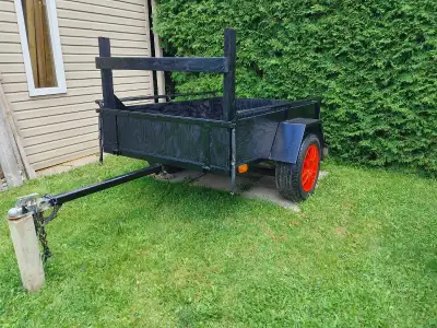 Trailer / remorque ( artisanal ) avec " dompeur ". Mesures intérieures: 6' longueur x 4' largeur x 1...