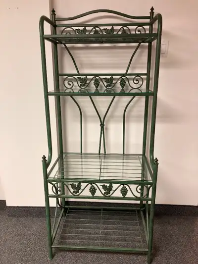 Étagère en métal de couleur vert-de-gris et verre en très bonne condition. Dimensions: 65 '' (h) x 2...