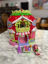 2010 Strawberry Shortcake 11” Bitty Berry Market Doll House By H