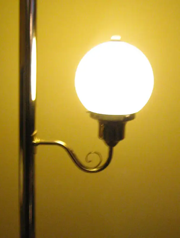 Vintage Floor to Ceiling Tension Pole Lamp w/White Glass Globes in Indoor Lighting & Fans in City of Toronto - Image 10