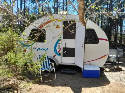 In great shape, a SUV can pull this R-Pod 2009. No leaks, shower with hot water + sink+ toilet + fur...