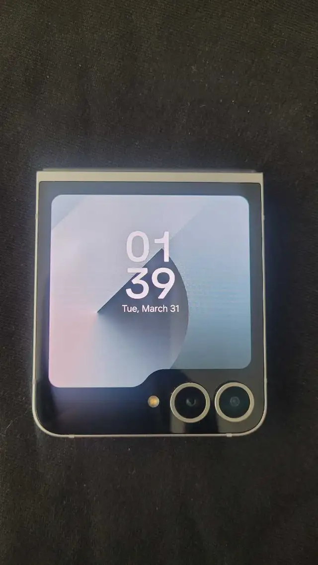Unlocked Samsung Galaxy Z Flip6 5G – 256GB in Cell Phones in Richmond - Image 6