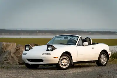 160xxx km Automatique Toit brisé, mais le plaisir est de rouler sans toit! Peinture qui écaille. Pro...