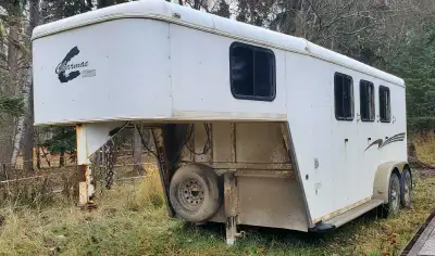 Charmac 3 horse gooseneck. Steel frame, aluminum skin in good condition. Weekender tackroom with bed...