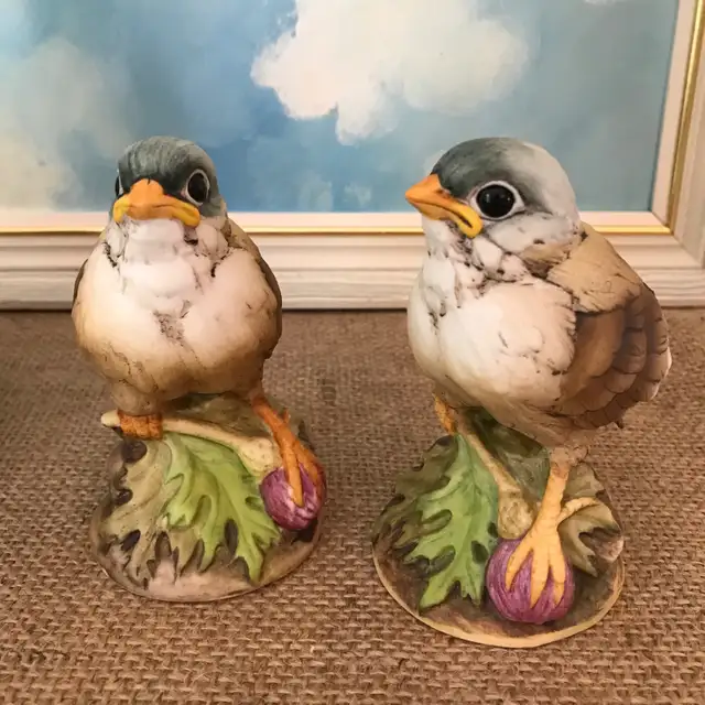 Pair of Baby Gold Finch Figurines by Andrea by Sadek  in Home Décor & Accents in Ottawa - Image 5
