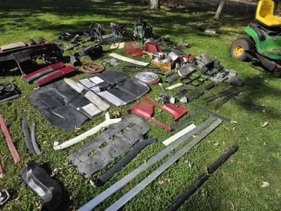 Mix of foxbody Parts, mostly 80 also have 2 rear 3rd brake light spoilers and a steering rack. Want...