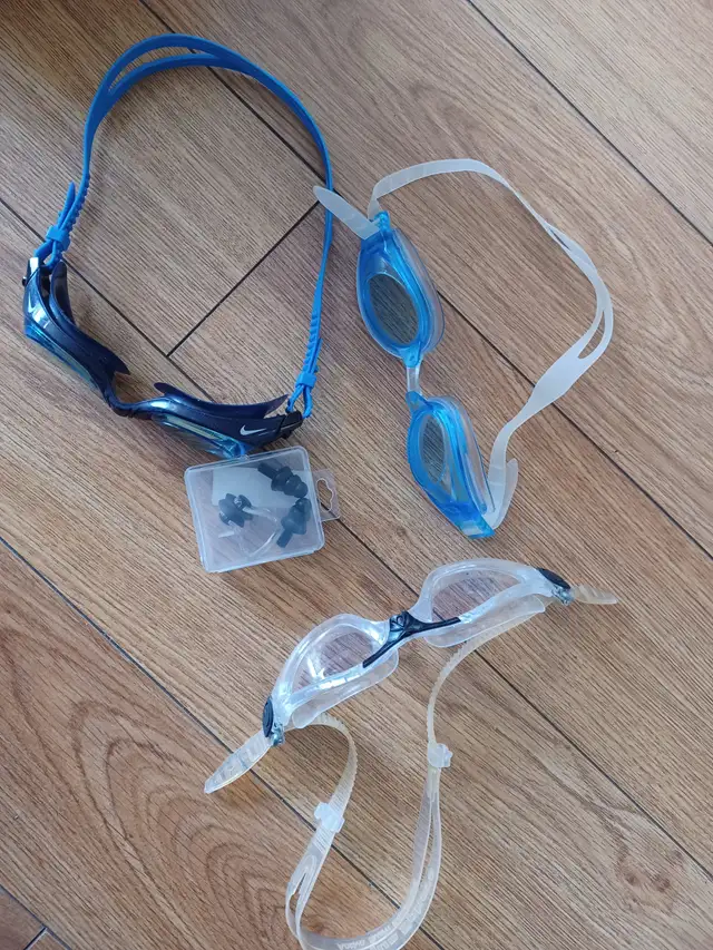 Three pairs of swimming goggles and earplugs62854390977537124