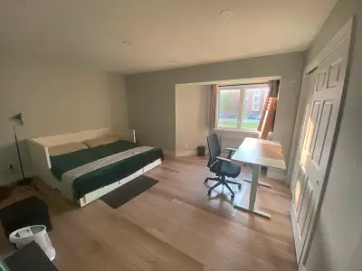 Grande chambre claire et spacieuse à louer dans un 5 ½ situé au rez de chaussée surélevé à Rivière d...