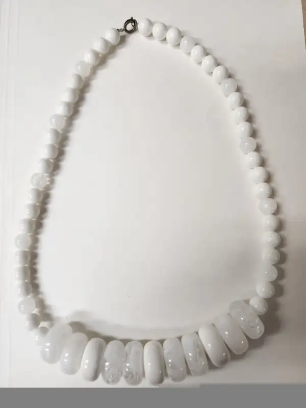 Vintage Shiny & Pearlized White Bead Necklace in Arts & Collectibles in Mississauga / Peel Region - Image 3