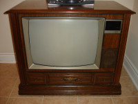 OLD VINTAGE 25" RCA XL-100 TV WOOD CONSOLE SELL IT $50.00 FIRM!