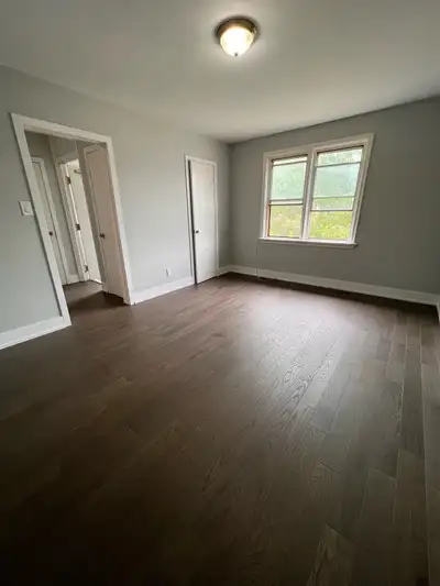 Bright and spacious 1-bedroom, 1-bath unit in a quiet triplex. Approx 600–700 sq. ft. with new floor...