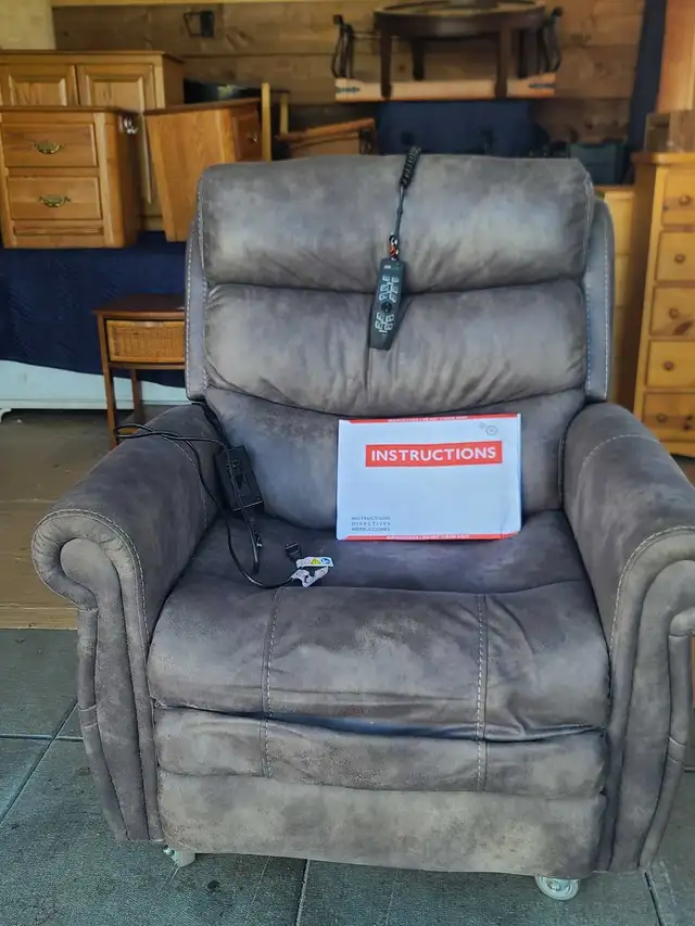 VIVA LIFT GREY MODERN RECLINER in Chairs & Recliners in Delta/Surrey/Langley - Image 5