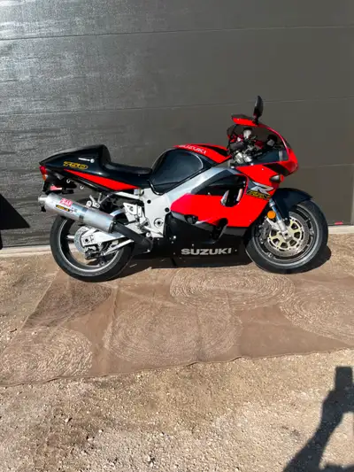 1999 Suzuki GSX-R 750 low km's fresh safety, excellent condition. No test pilots.