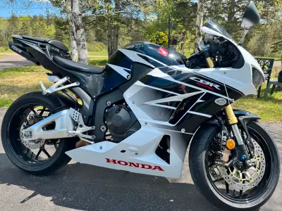 Only 5700 KM , bike as been overly well taken care of and maintained. Never raced, wheelied or done...