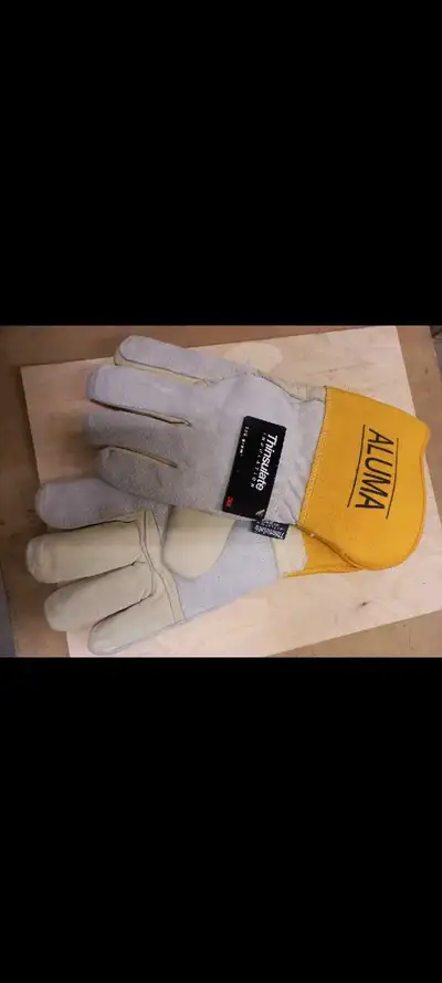 I'm offering a pair of Aluma welding gloves, designed for superior hand protection during welding ta...
