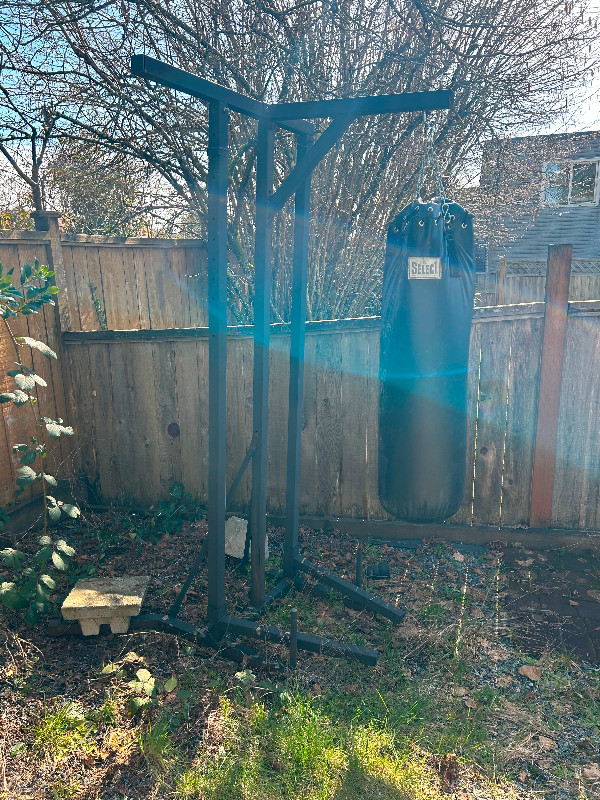 100 lbs punching bag with outdoor stand in Exercise Equipment in Nanaimo - Image 2