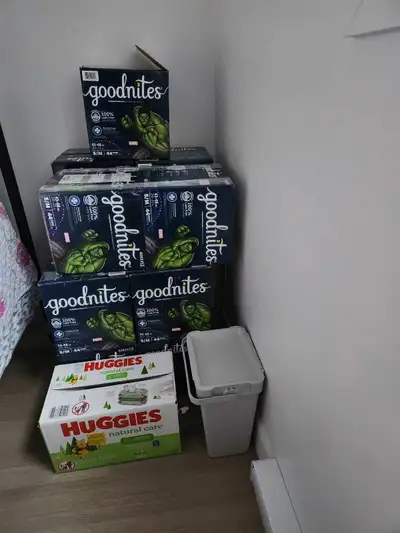 Goodnites Culottes size medium garçons 20-31 kg. 4 boites restantes. Part vite. 1er arrivé 1er servi...