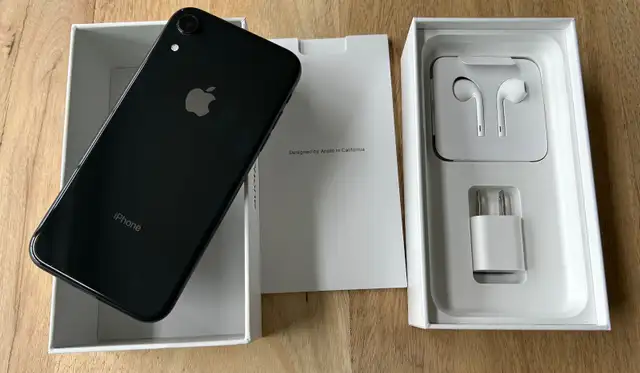 iPhone XR 64GB Black with Soft Shell Wood Grain Case in Cell Phones in Ottawa - Image 4