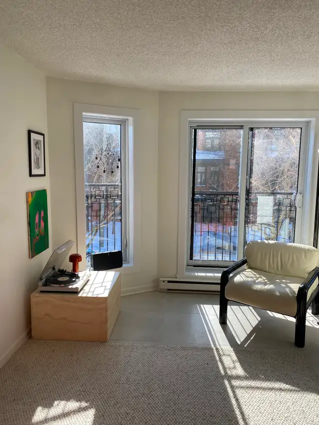 Bright and stylish condo in the heart of the mile-end for rent!