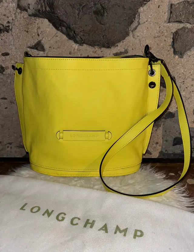 LONGCHAMP Hobo Bucket Leather Tote in Women's - Bags & Wallets in City of Montréal - Image 2