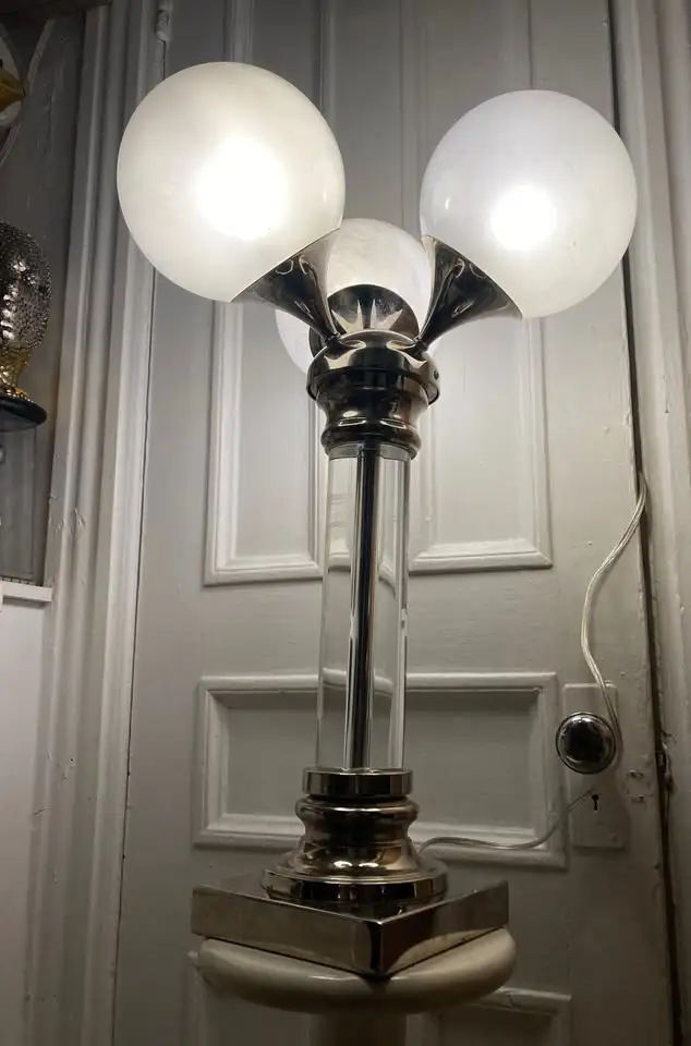 Retro Chrome and Glass Table Lamp with 3 Globes - $270 Cash Only in Indoor Lighting & Fans in City of Montréal - Image 3