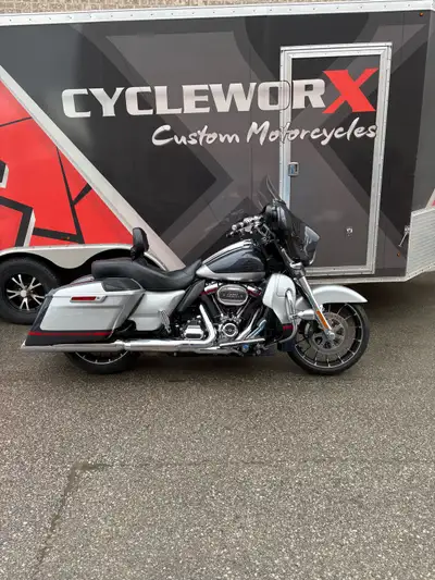 CVO Streetglide Charred steel/lightening silver color All the bells and whistles 61000 kms Financing...