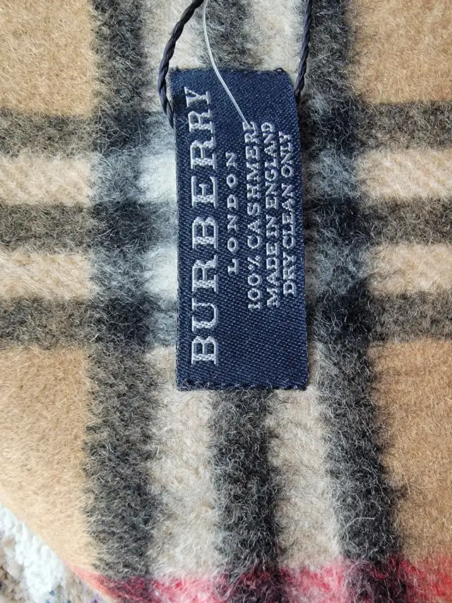 AUTHENTIC BURBERRY CASHMERE SCARF in Women's - Bags & Wallets in Oakville / Halton Region - Image 6