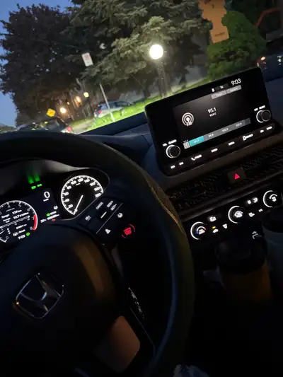 Honda Hrv 2025 Lx, a été acheté il y’a 10 mois, j’ai roulé 10 200 km. Voiture de femme non fumeuse,...