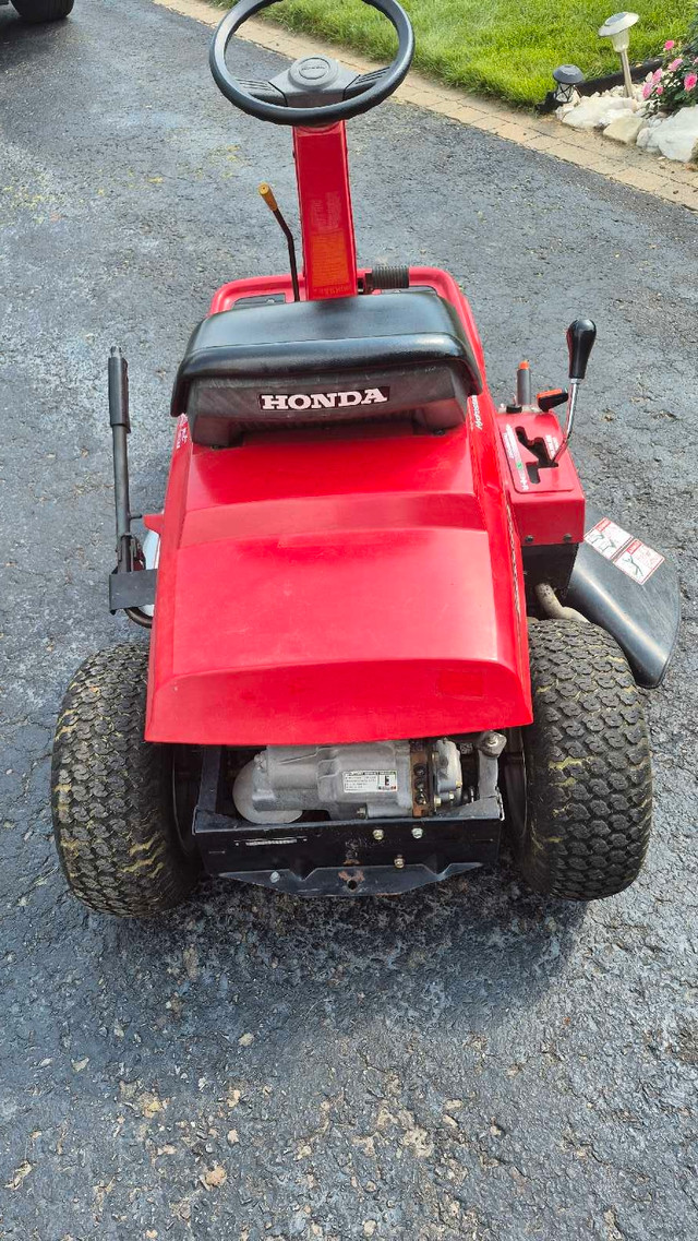Honda Riding Lawnmower in Lawnmowers & Leaf Blowers in Ottawa - Image 4